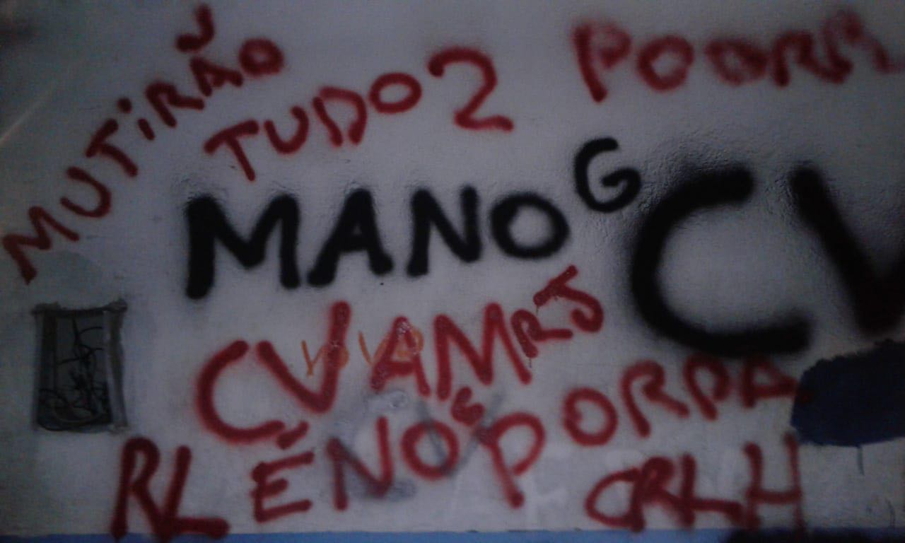 Mensagem de Comando Vermelho é encontrada em muro durante operação em Manaus