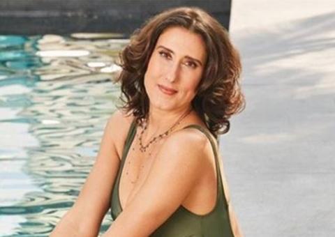 Aos 45 anos, Paola Carosella aparece em foto rara de maiô: 'não tenho mais vergonha'