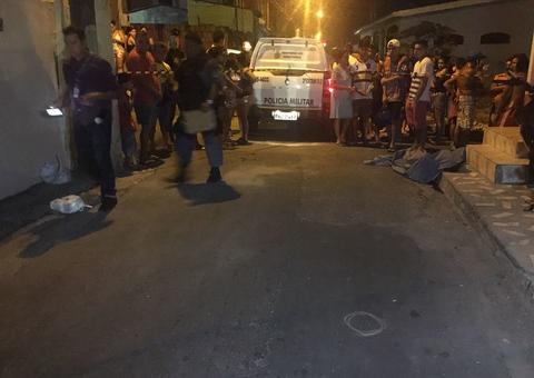 Homem é morto a tiros por dupla em moto em Manaus