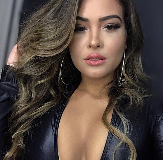 Geisy Arruda arranca fita isolante para mostrar bronze: 'da cor do pecado'