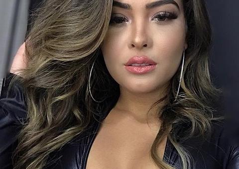 Geisy Arruda arranca fita isolante para mostrar bronze: 'da cor do pecado'