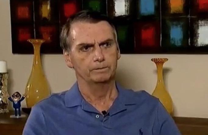 Fora de debate, Bolsonaro grava entrevista e ataca adversário: 'Fantoche de Lula'