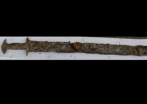 Menina de 8 anos encontra espada viking de 1.500 anos em fundo de lago na Suécia