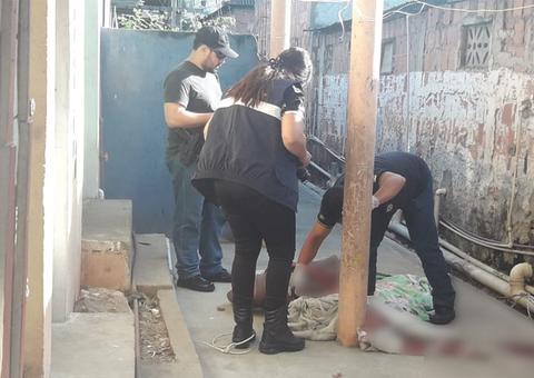 Enrolado em lençol, homem é encontrado morto após tiroteio em Manaus
