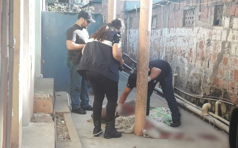 Enrolado em lençol, homem é encontrado morto após tiroteio em Manaus