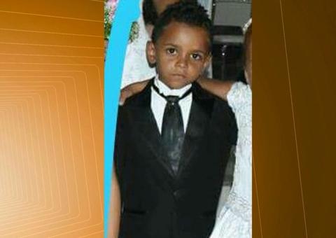 Criança de 7 anos morre baleada em praça