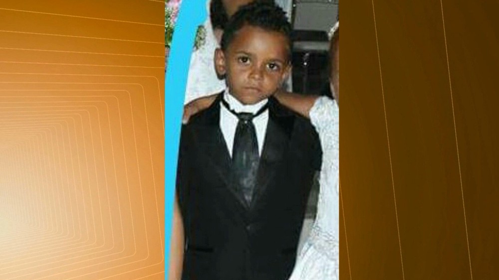 Criança de 7 anos morre baleada em praça