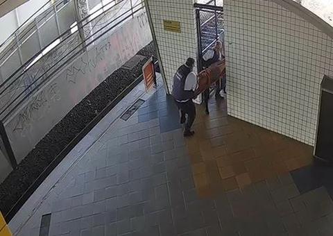 Mulher é arrastada pelo braço por trem do metrô