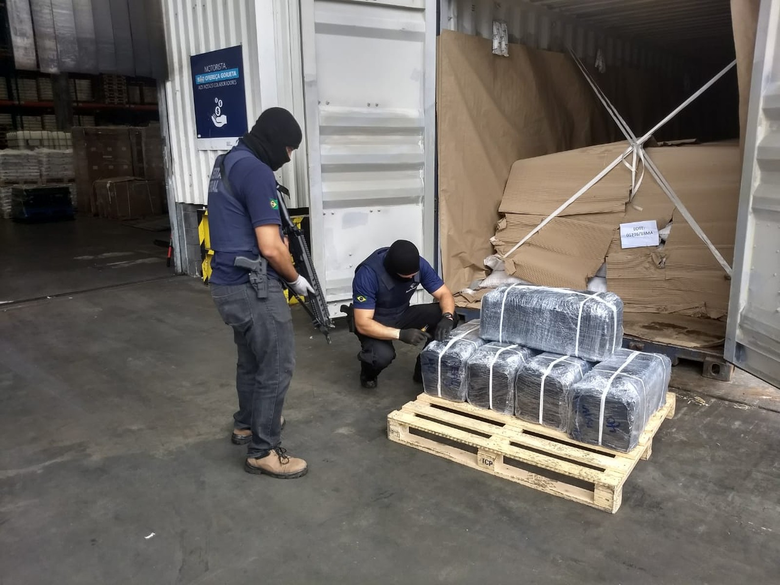 Receita apreende 223 kg de cocaína em carga de amendoim