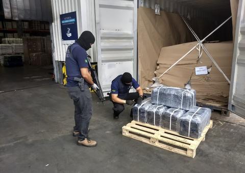 Receita apreende 223 kg de cocaína em carga de amendoim