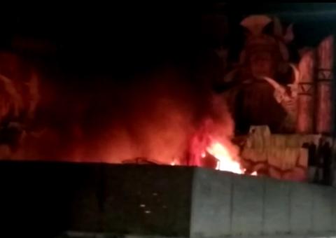 Com chamas de até 5 m, incêndio atinge galpão do boi Caprichoso no Amazonas