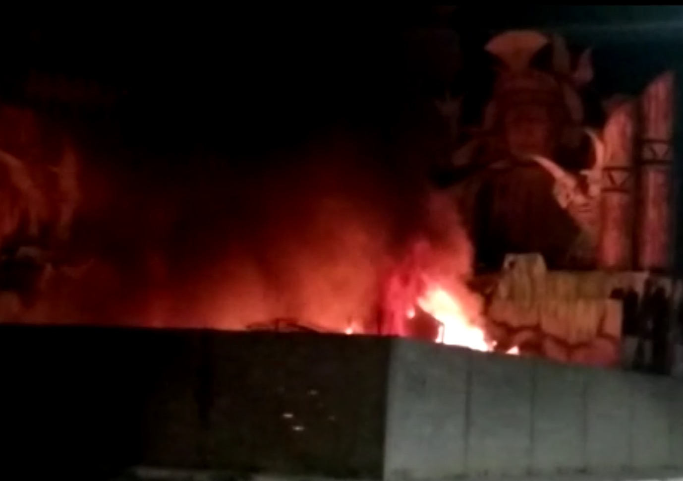 Com chamas de até 5 m, incêndio atinge galpão do boi Caprichoso no Amazonas