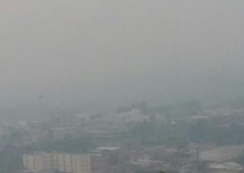 Manaus amanhece coberta por fumaça por conta de queimadas 