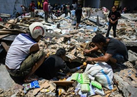 Corpo de mãe agarrada a bebê é achado na Indonésia; mortos já são mais de 1.500