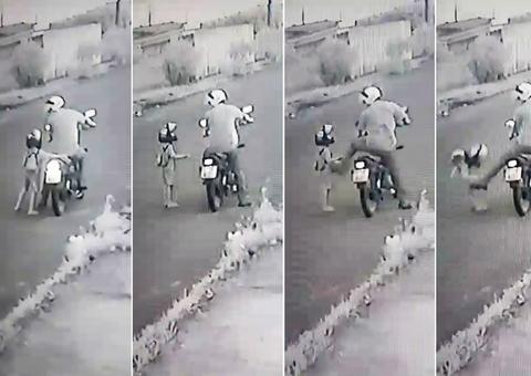 Vídeo mostra padrasto chutando menino de 4 anos no peito 