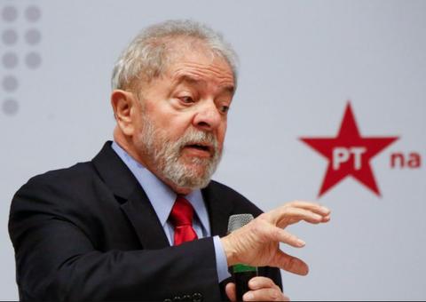 PF faz buscas em comitê de deputado atrás de santinhos com dizeres ‘Lula candidato’ 