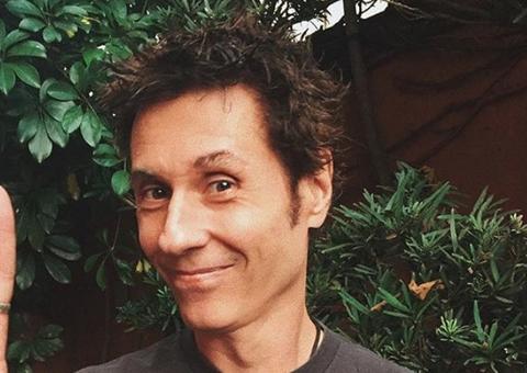 Em rara aparição, Dinho Ouro Preto posa com as filhas e é chamado de ‘sogrão’ na web