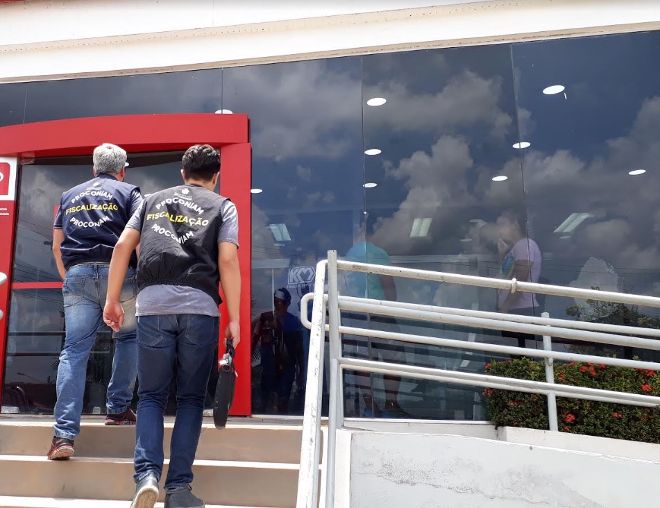 Seis agências bancárias são multadas por descumprir Lei da Fila no Amazonas