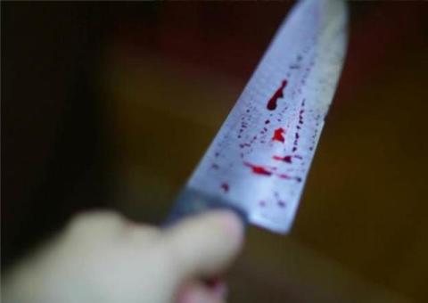 Mulher é brutalmente esfaqueada em frente à filha por ex-companheiro 