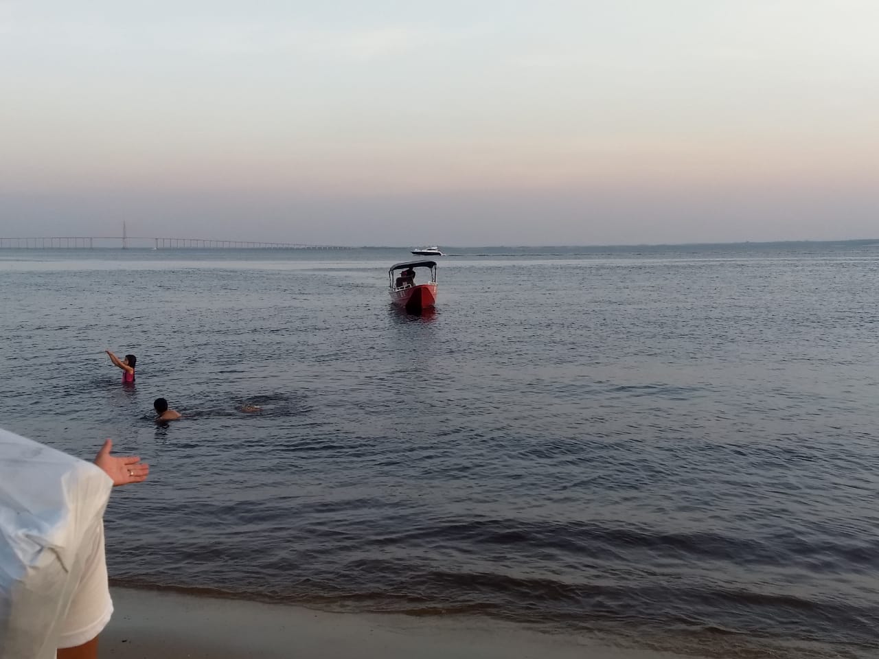 Jovem vai buscar bola no rio e desaparece na praia da Ponta Negra 