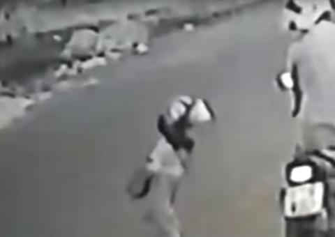 Padrasto que chutou enteado de 4 anos se apresenta à polícia após ser agredido