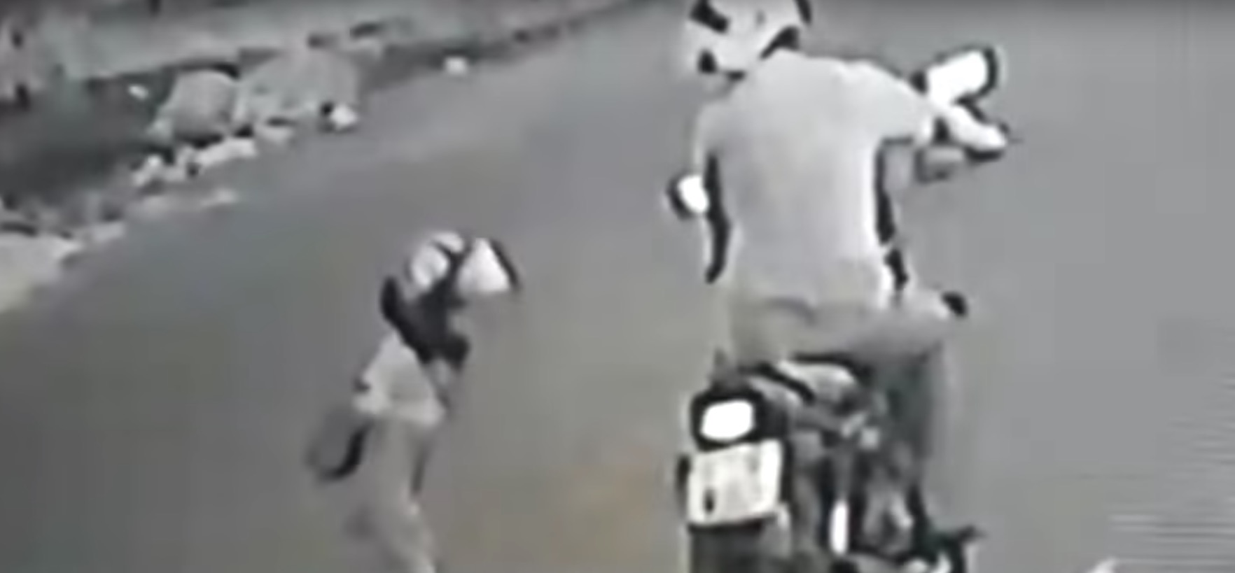 Padrasto que chutou enteado de 4 anos se apresenta à polícia após ser agredido