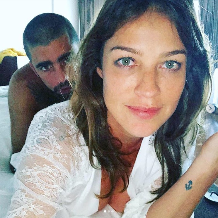 Sem calcinha, Luana Piovani mostra marido beijando seu bumbum