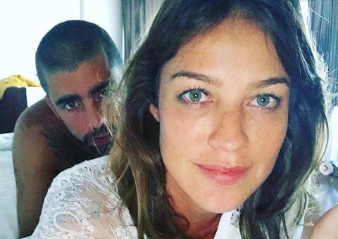 Sem calcinha, Luana Piovani mostra marido beijando seu bumbum