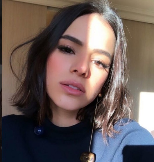 Em Paris, Bruna Marquezine faz tatuagem no antebraço