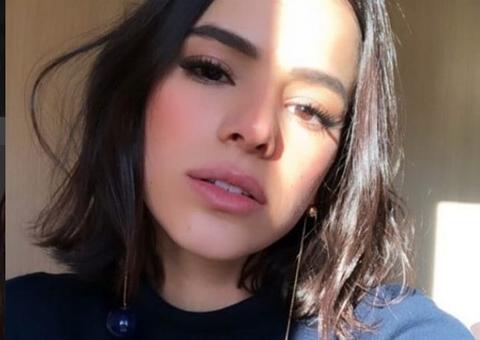 Em Paris, Bruna Marquezine faz tatuagem no antebraço