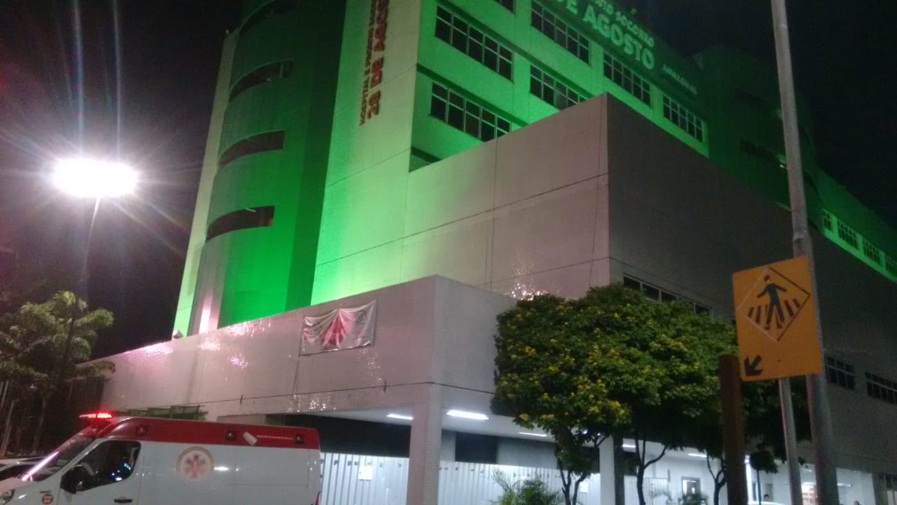 Jovem leva dois tiros por dupla misteriosa em rua de Manaus