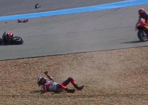 Piloto sofre acidente e moto se despedaça na pista, veja vídeo