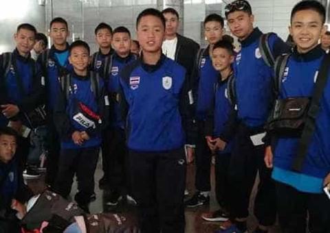 Garotos que ficaram presos em caverna na Tailândia fazem mini tour por São Paulo