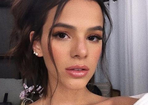 Sem sutiã, Bruna Marquezine mostra tatuagem ousada