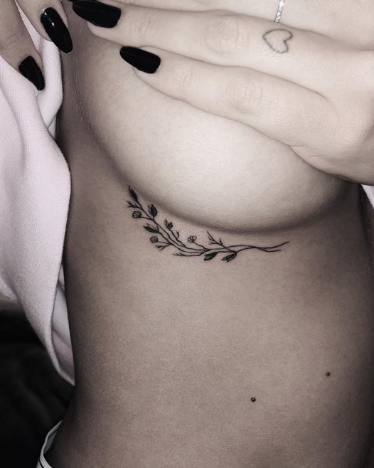 Sem sutiã, Bruna Marquezine mostra tatuagem ousada