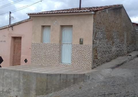 Homem é preso suspeito de matar companheira e tentar incendiar casa