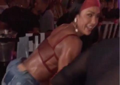 Em baile funk, Gracyanne Barbosa dá surra de bumbum com microshort atochado
