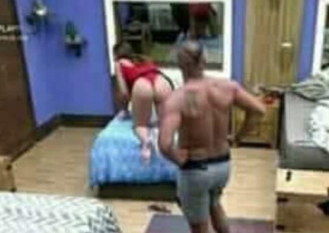 A Fazenda 10: casada, Perlla rebola de fio-dental e leva agarrão de Chulapa, também comprometido