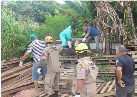 Grupo vai buscar banana em terreno e encontra cadáver em decomposição em Manaus