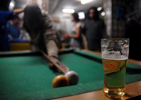 Cliente se recusa a pagar conta e agride funcionária de bar com tacos de sinuca