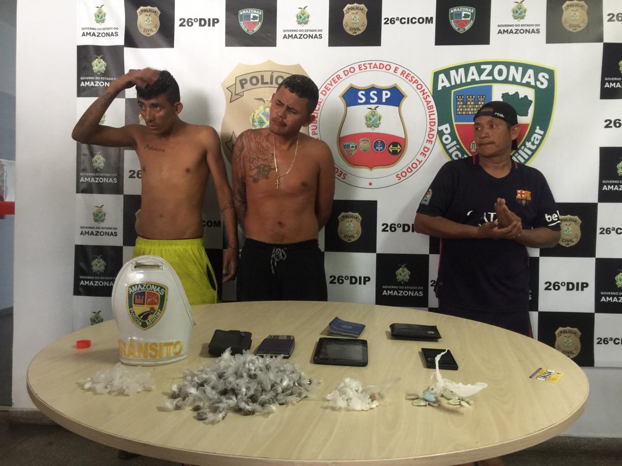 Bêbados e com bolsa cheia de drogas, preso do semiaberto e foragido são flagrados em carro na AM-010