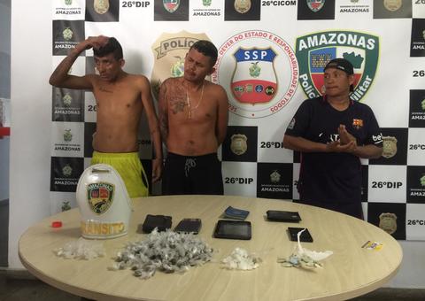 Bêbados e com bolsa cheia de drogas, preso do semiaberto e foragido são flagrados em carro na AM-010