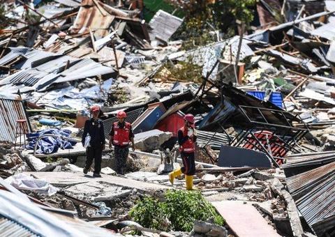 Uma semana após terremoto e tsunami, 31 jovens são encontrados com vida na Indonésia
