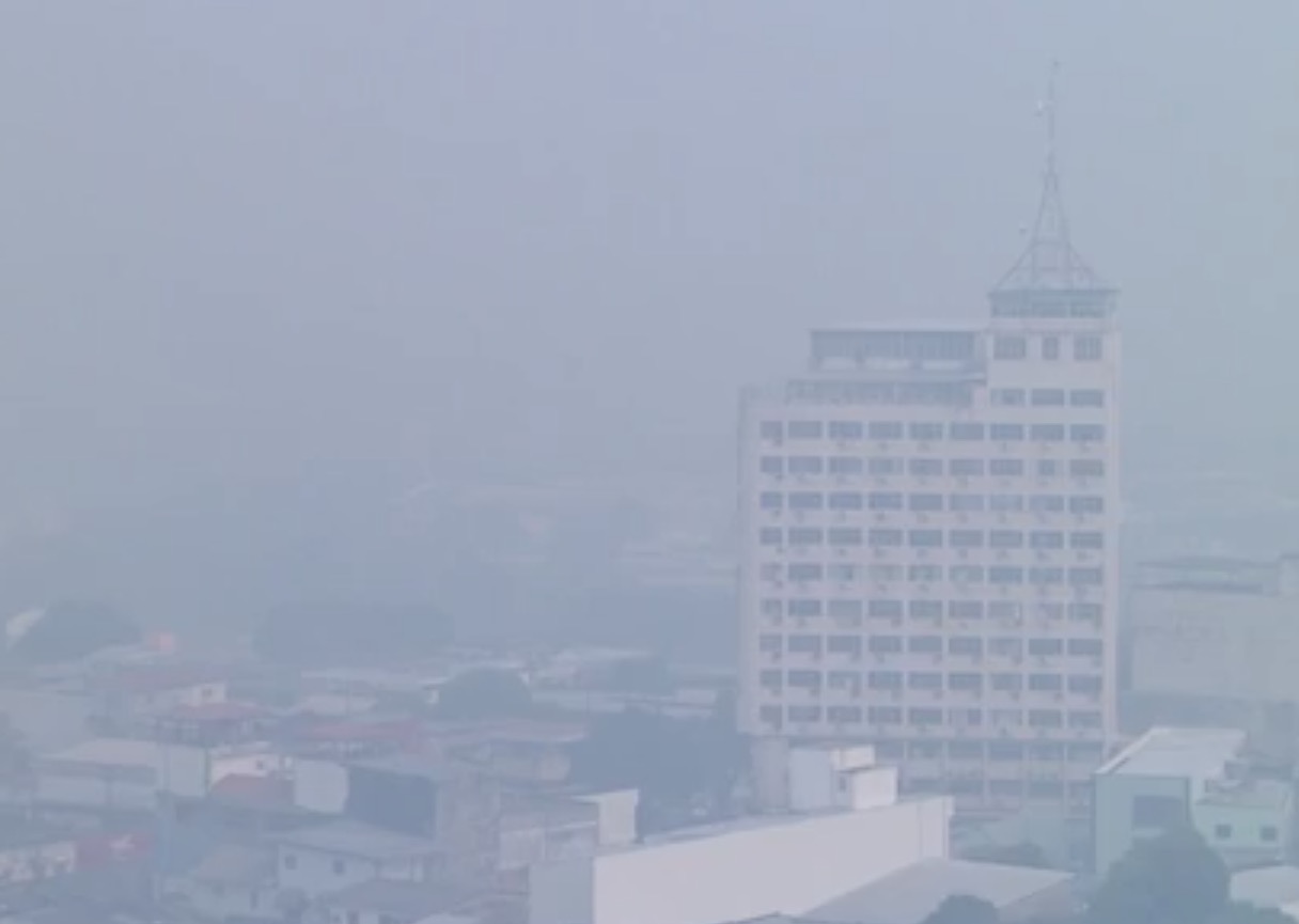 Manaus amanhece tomada por nuvem de fumaça e população teme por saúde