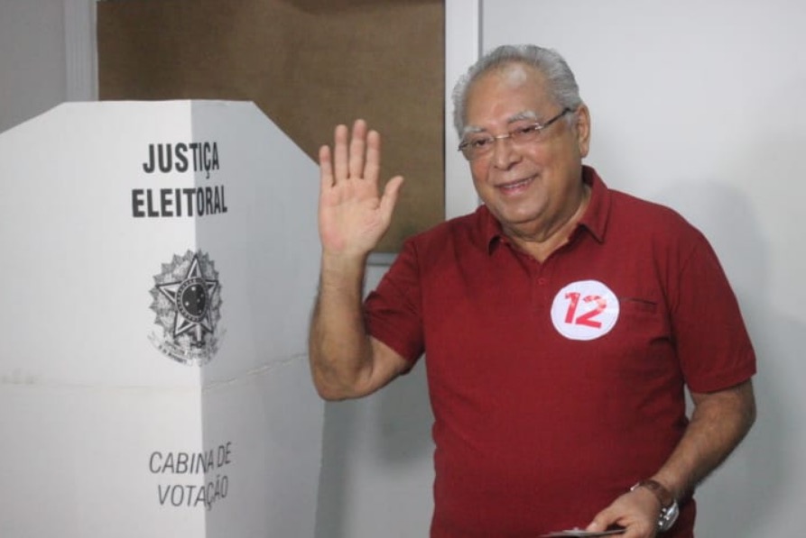 ‘O povo é nosso patrão’, diz Amazonino Mendes durante votação em Manaus