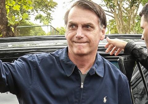 Escoltado pela PF, Bolsonaro vota e fala em vitória no 1º turno: 'dia 28 é praia'