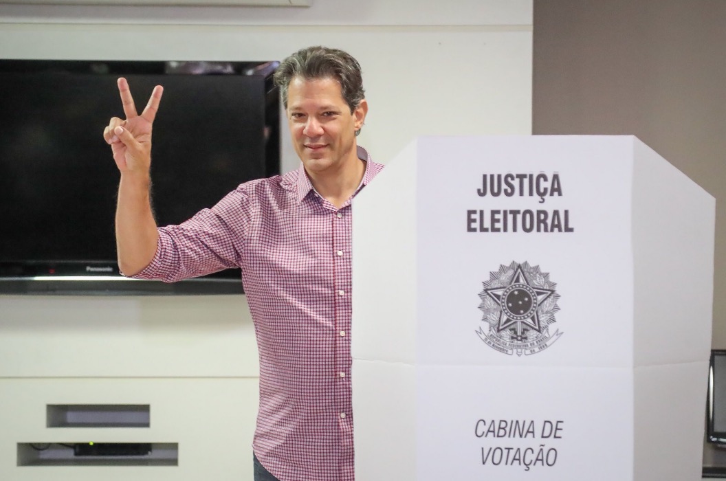 Haddad vota em São Paulo e diz que segundo turno fará bem ao país
