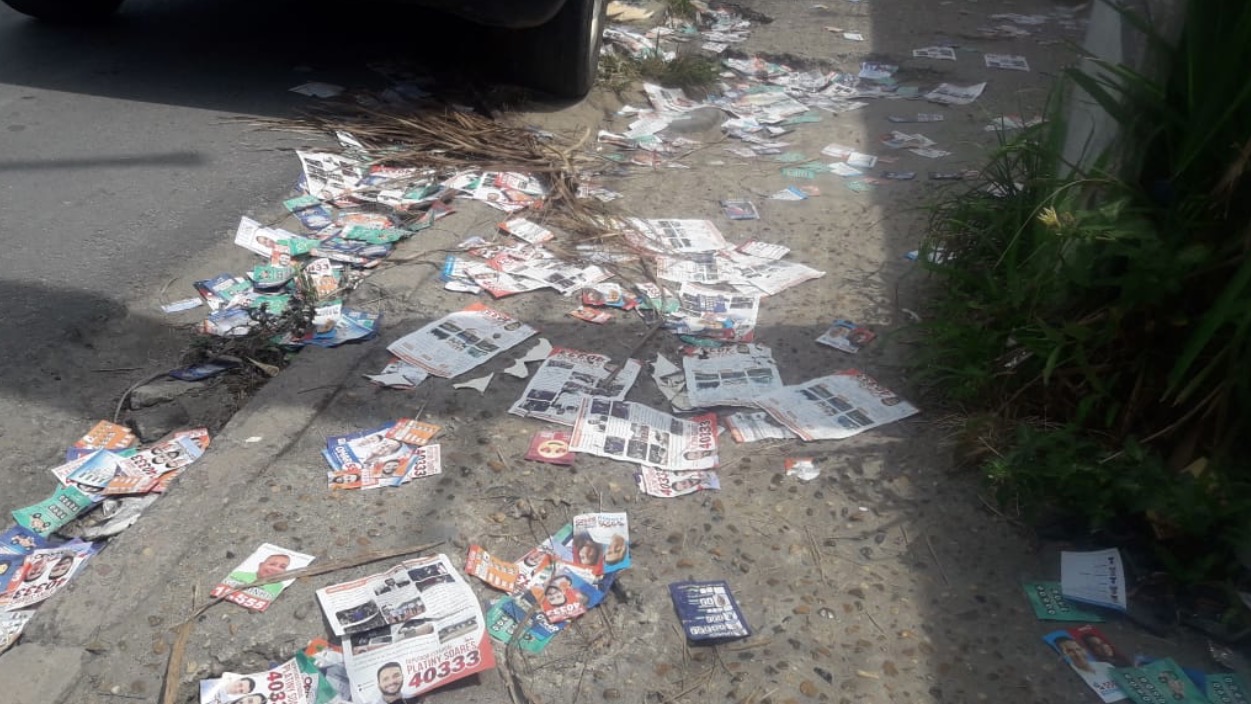 Domingo de eleição amanhece com ruas de Manaus poluídas por santinhos 