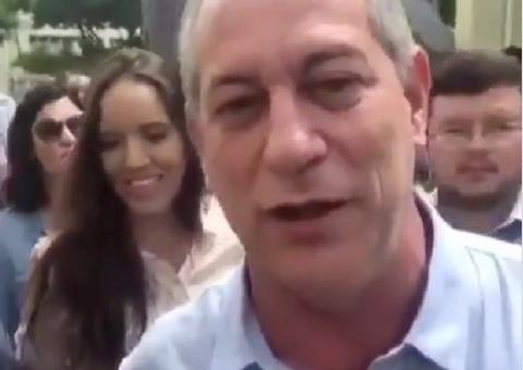 Em 3º nas pesquisas, Ciro vota no Ceará e diz que acredita na vitória