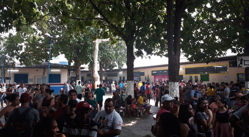  Eleitores se irritam com filas quilométricas e demora na votação em Manaus